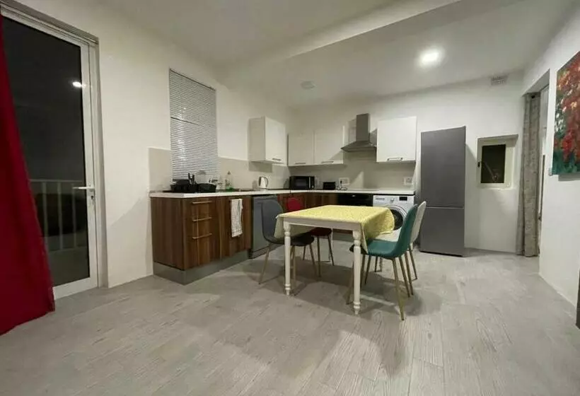 پانسیون City Center Properties   Modern & Spacious   Room 3