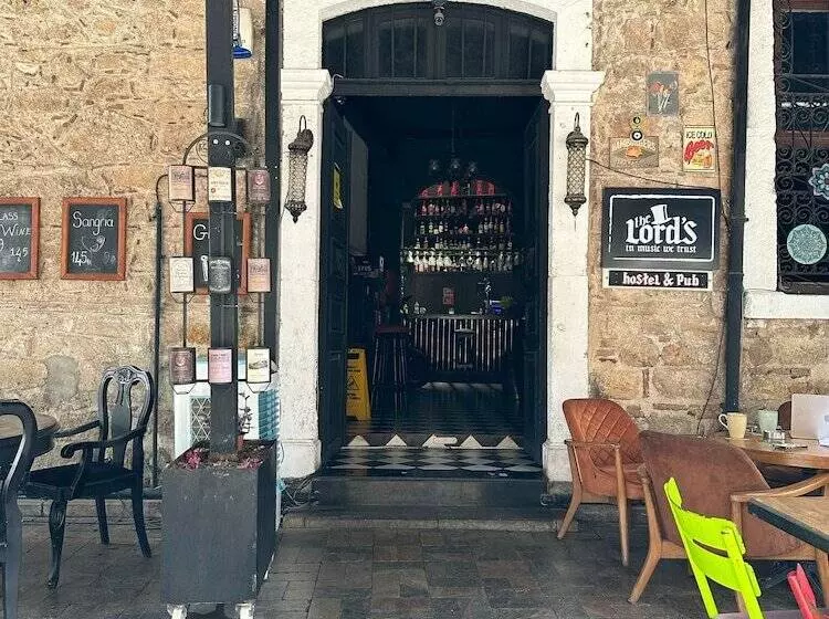 Lords Hostel & Pub