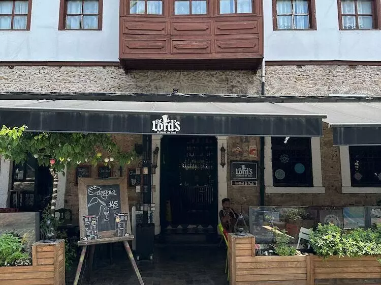 Lords Hostel & Pub
