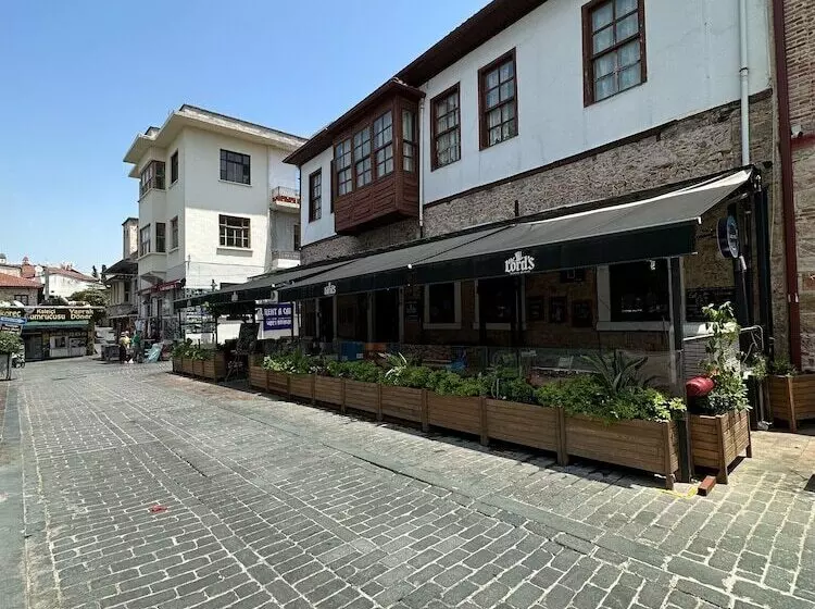Lords Hostel & Pub