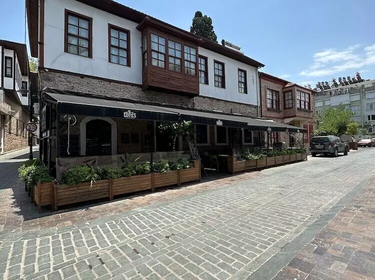 Lords Hostel & Pub