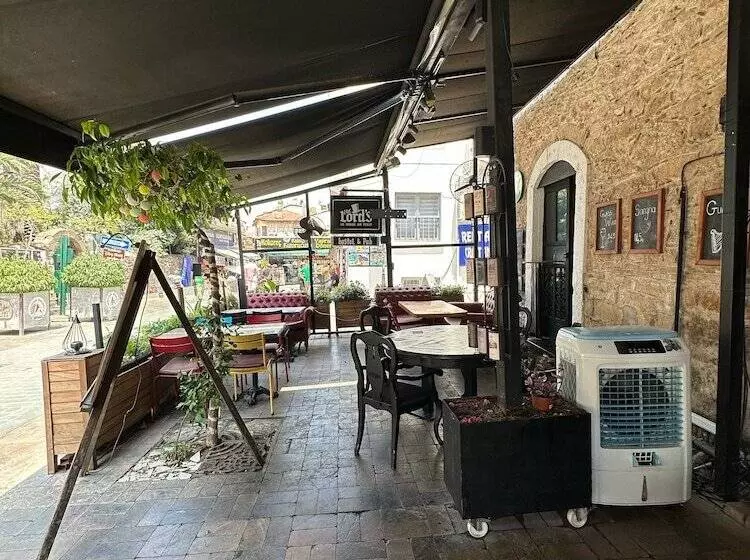 Lords Hostel & Pub