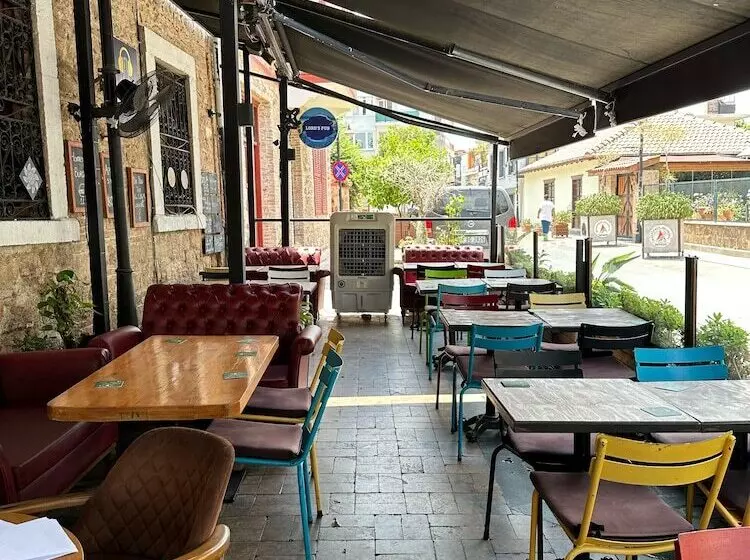Lords Hostel & Pub