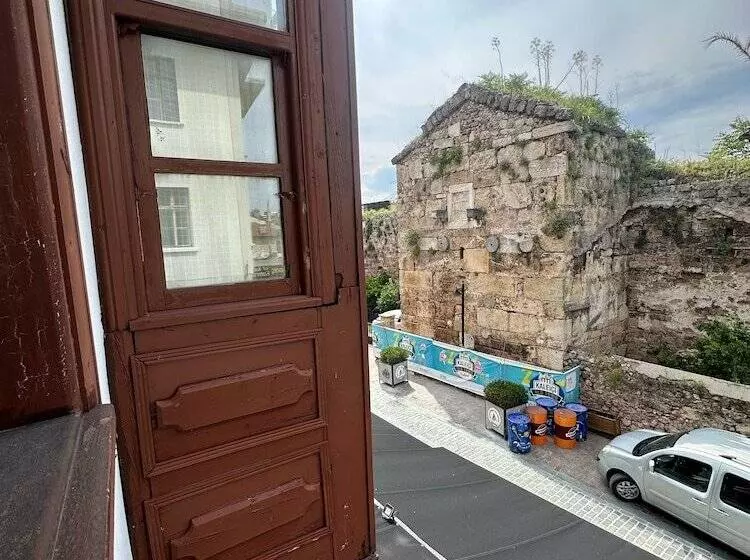 Lords Hostel & Pub
