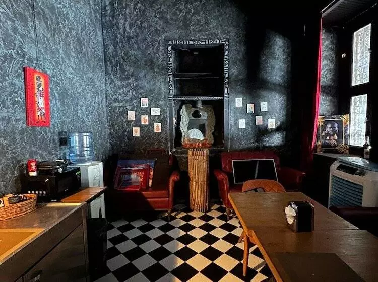 Lords Hostel & Pub