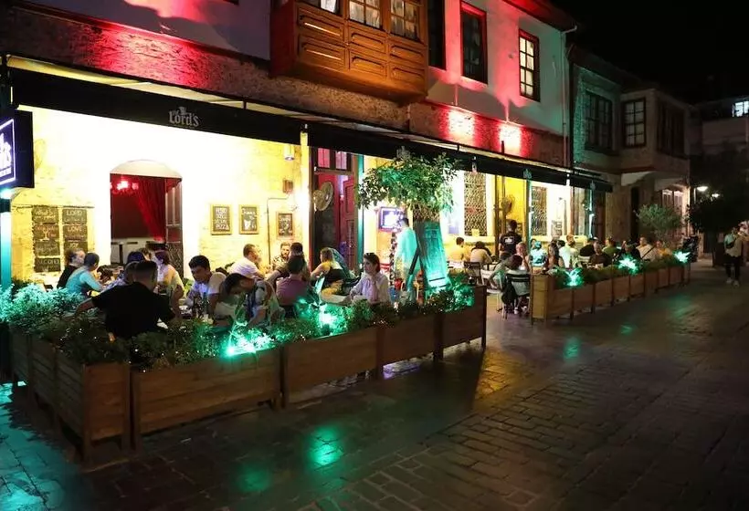 Lords Hostel & Pub