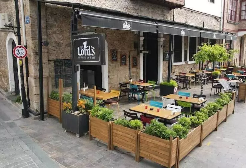 Lords Hostel & Pub
