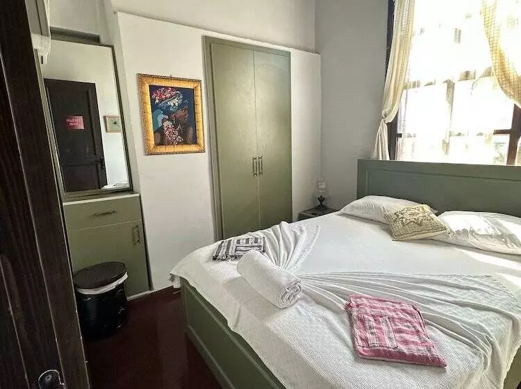 Lords Hostel & Pub
