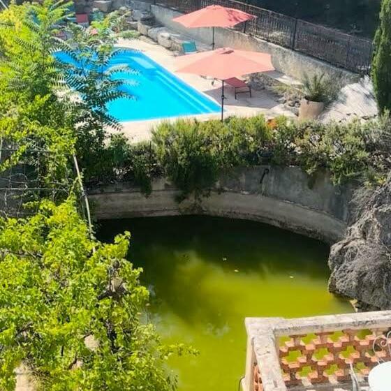 住宿加早餐  Suite La Duchesse   Spa Jacuzzi   Massage  Sauna   4 Saisons   Piscine Chauffée Toute L Année   800m