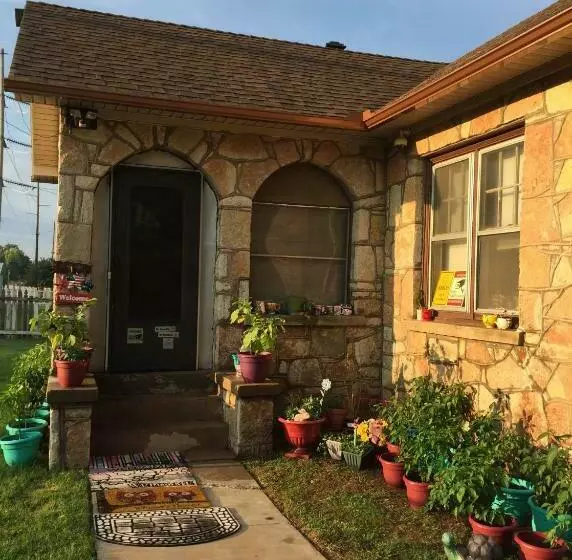 Historic Home   Sleeps 4 Adults   1 Mile To Ft. Sill