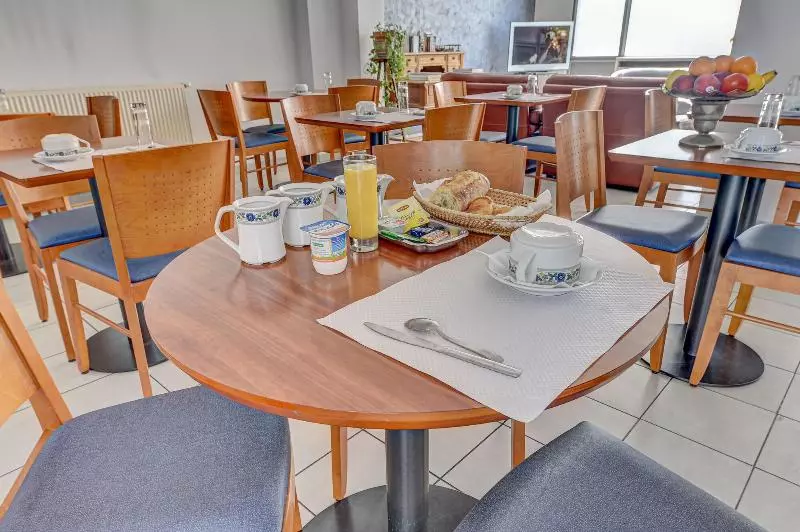 Hotelli Hôtel Robespierre Ex Idéal Hôtel Paris   Montreuil