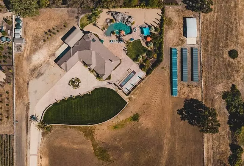 Mermaid By Avantstay Private Estate W/ Pool, Volleyball & Arcade!