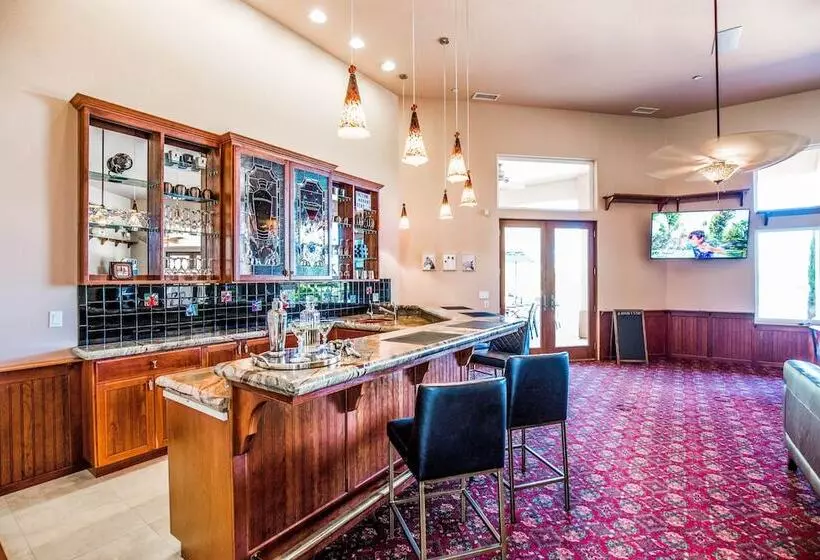 Mermaid By Avantstay Private Estate W/ Pool, Volleyball & Arcade!