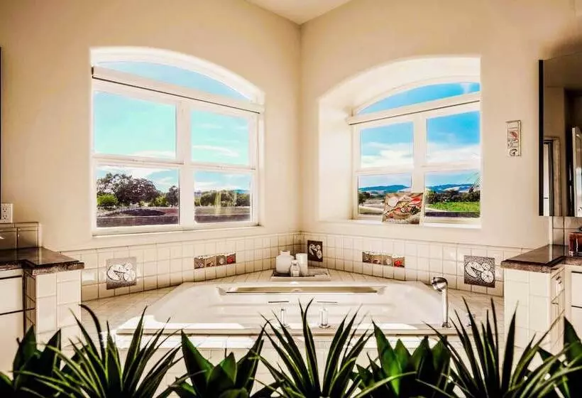 Mermaid By Avantstay Private Estate W/ Pool, Volleyball & Arcade!