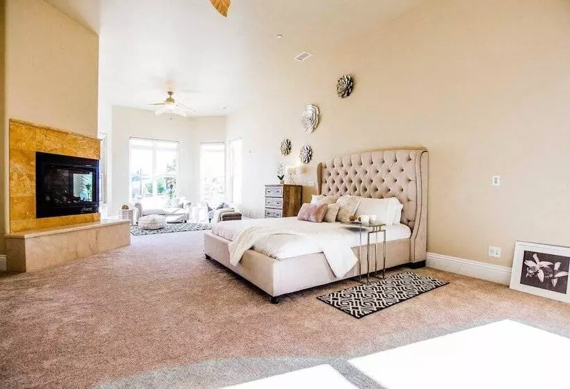 Mermaid By Avantstay Private Estate W/ Pool, Volleyball & Arcade!