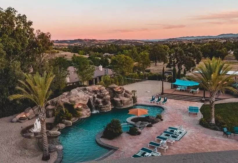 Mermaid By Avantstay Private Estate W/ Pool, Volleyball & Arcade!