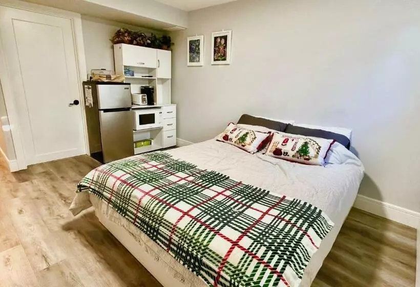 ベッドアンドブレックファースト Cozy Basement Suite 溫馨小屋 Designated Parking