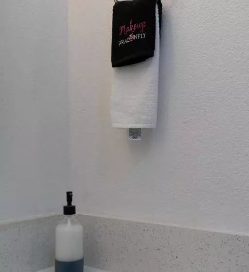 Hotelli Dragonfly Inn & Suites