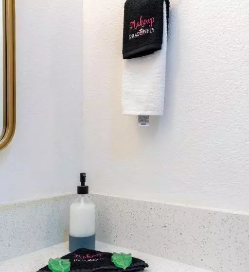 Hotelli Dragonfly Inn & Suites