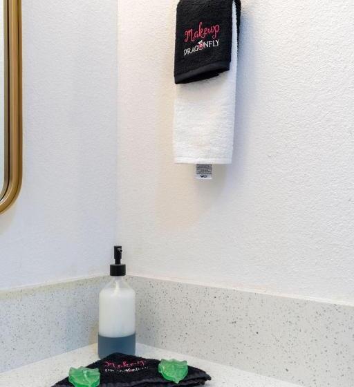 فندق Dragonfly Inn & Suites