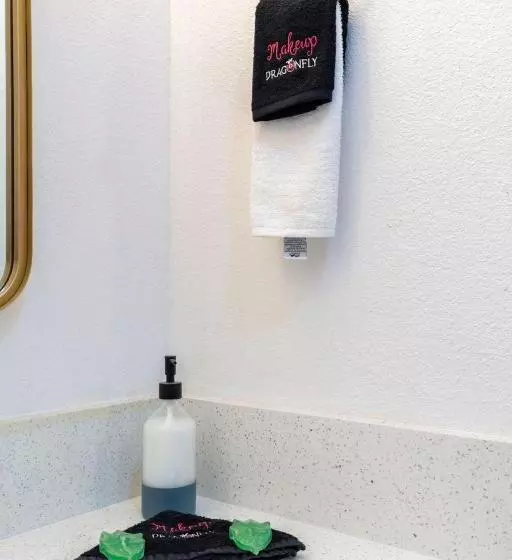 Hotelli Dragonfly Inn & Suites