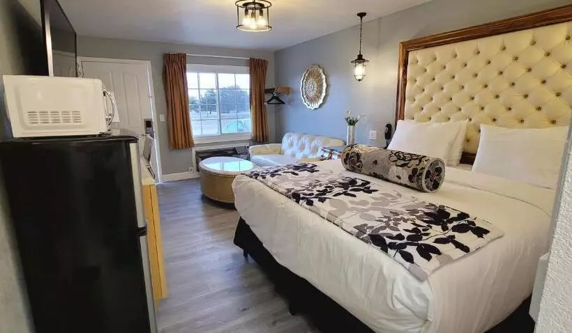 Hotelli Dragonfly Inn & Suites