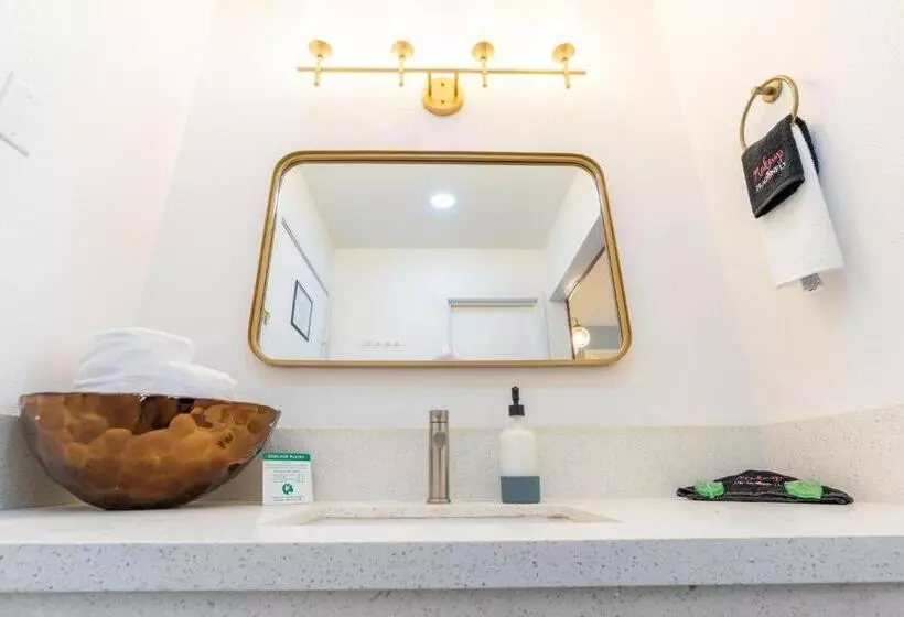 Hotelli Dragonfly Inn & Suites