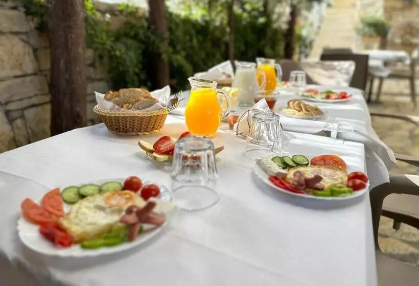 پانسیون Arial Trinity Suites