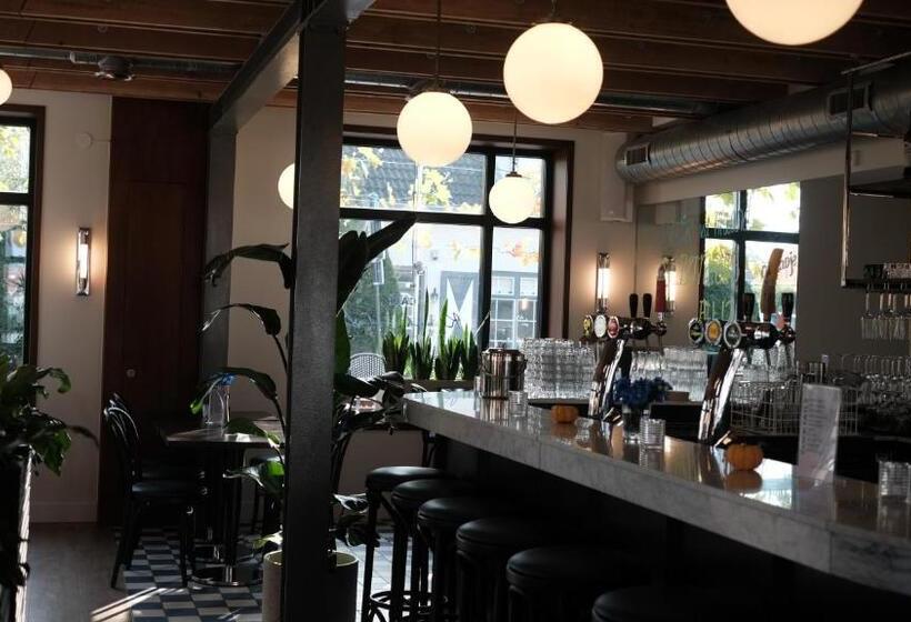 酒店 Café Koophandel