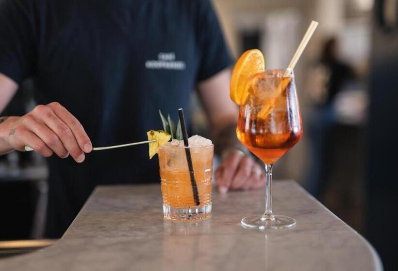 酒店 Café Koophandel