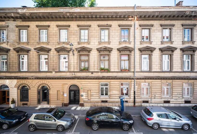 Modern 1bdr Apartment Near City Center