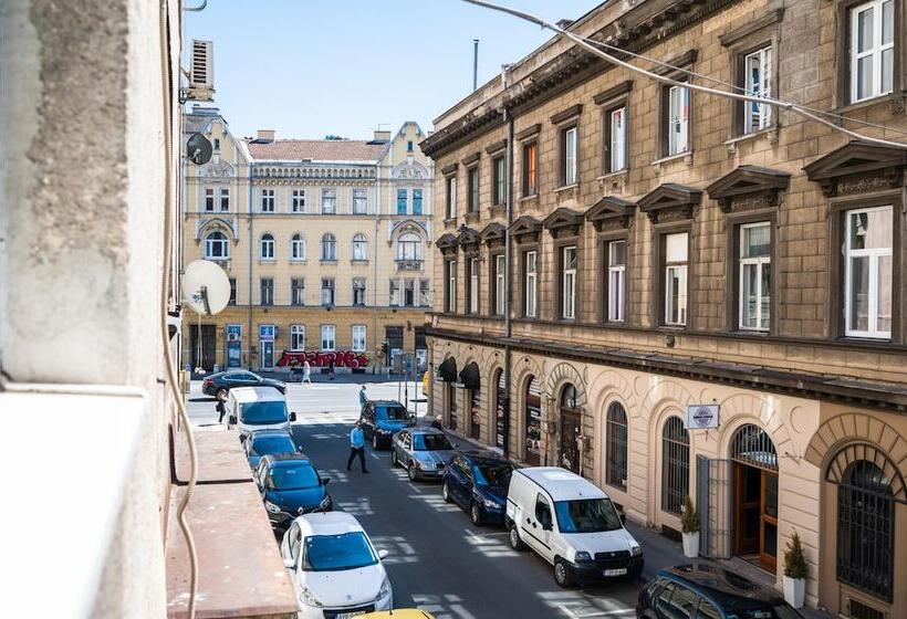 Modern 1bdr Apartment Near City Center