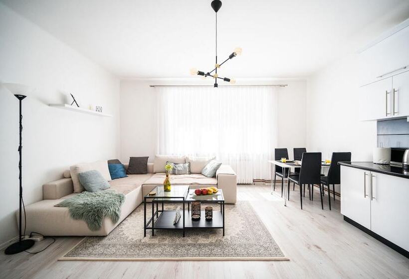 Modern 1bdr Apartment Near City Center