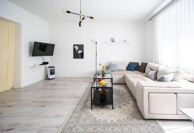 Modern 1bdr Apartment Near City Center