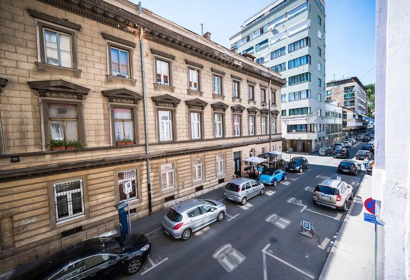 Modern 1bdr Apartment Near City Center