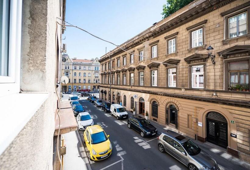 Modern 1bdr Apartment Near City Center