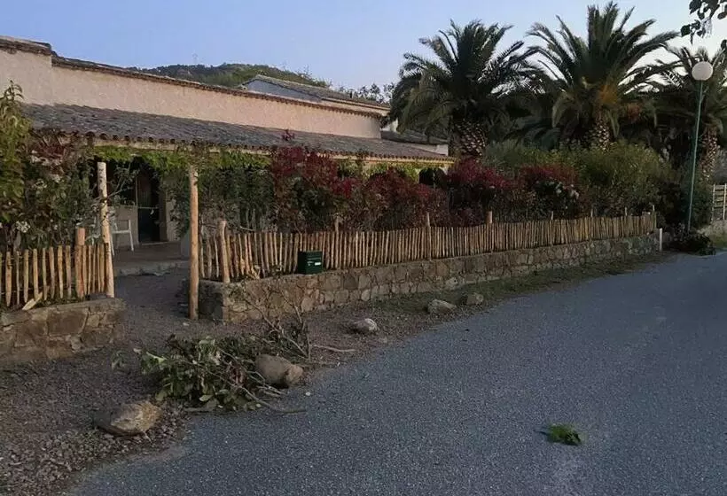 Majatalo Les Lodges De La Plage U Dragulinu