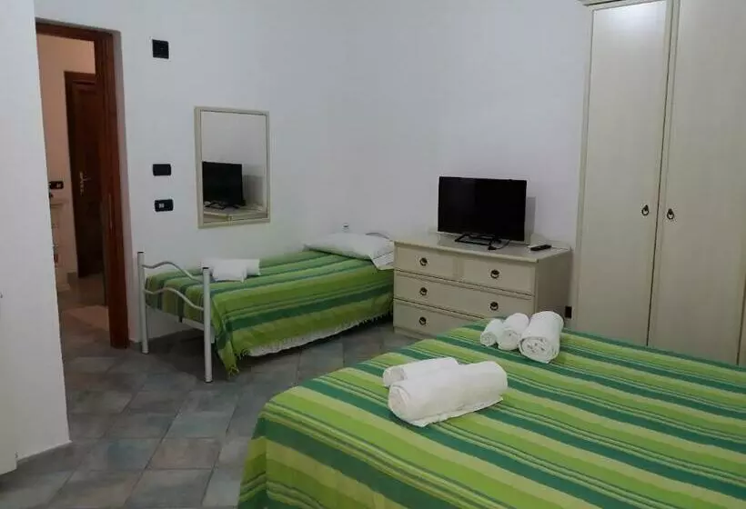 ペンション Room In Guest Room   Super Comfort Room In Sardinia   Italy