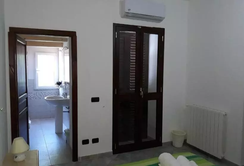ペンション Room In Guest Room   Super Comfort Room In Sardinia   Italy