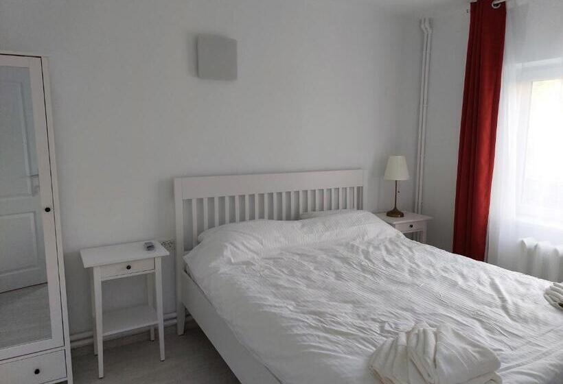 펜션 Vila De Pe Lac Amara