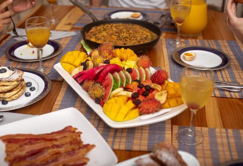 تختخواب و صبحانه Oasis Diverse Adult Retreat