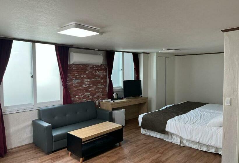 פנסיון Bricks Stay Jeju City & Aiport