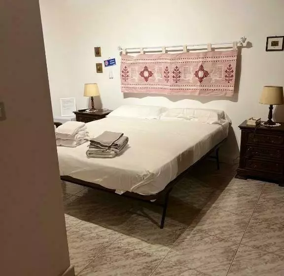 تختخواب و صبحانه The Arches House Iun F1092