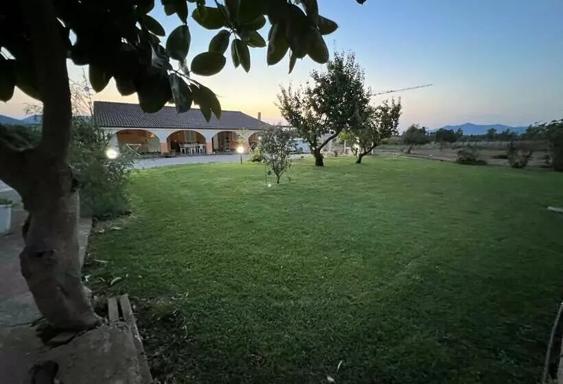 تختخواب و صبحانه The Arches House Iun F1092