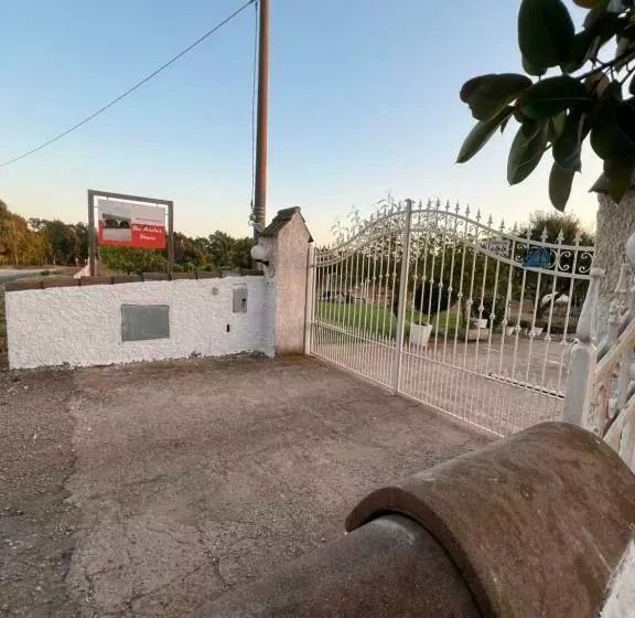 تختخواب و صبحانه The Arches House Iun F1092