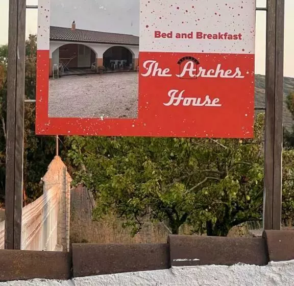 تختخواب و صبحانه The Arches House Iun F1092