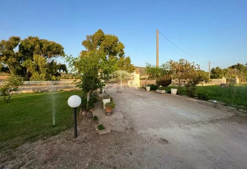 تختخواب و صبحانه The Arches House Iun F1092