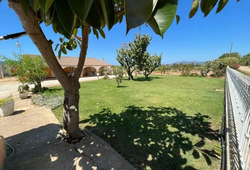 تختخواب و صبحانه The Arches House Iun F1092