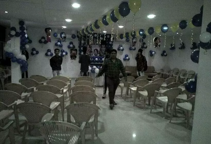 O Pop Hotel Vedant