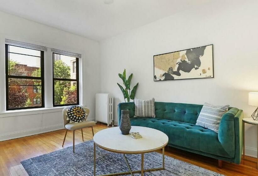 Darling 1br Lakeview Home Near Music Venues, Shops Cornelia 2e